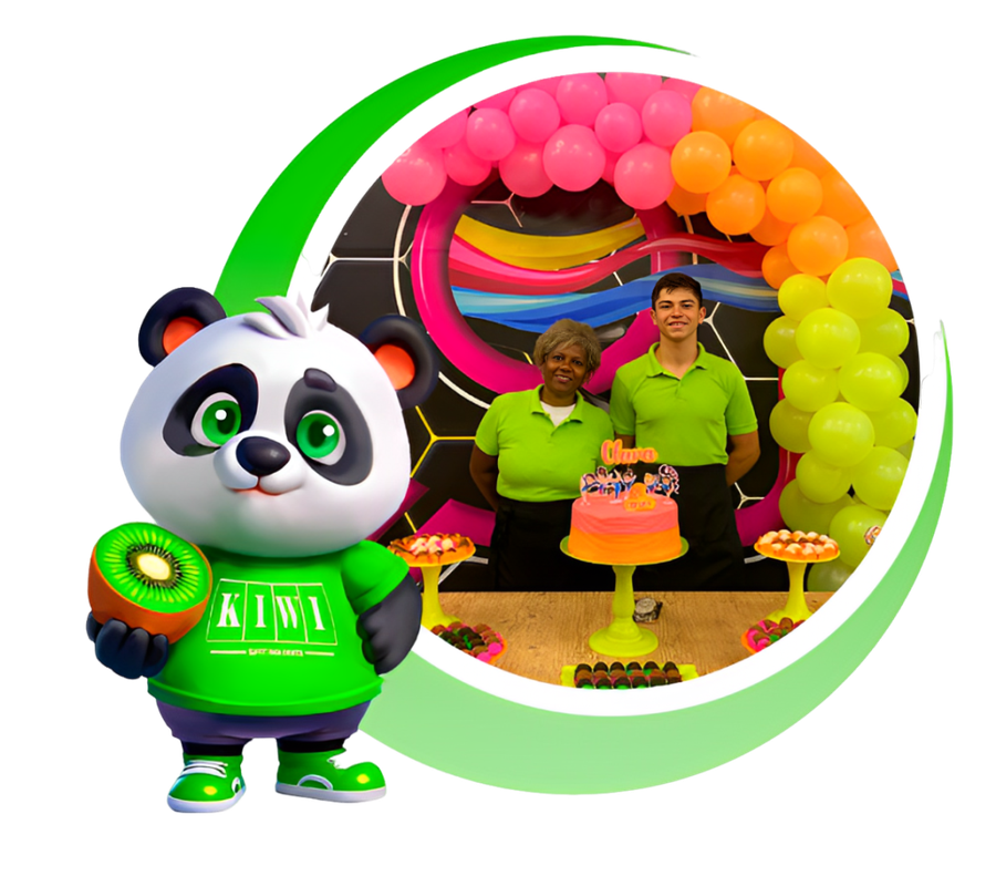 Mascote panda do Kiwi Festas com a equipe e a mesa de doces